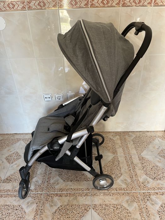 Carro chicco na cor cinza