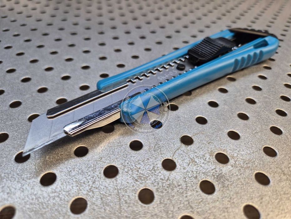 Nóż do tapet 18mm Nożyk tapetowy 18mm z ostrzem łamanym