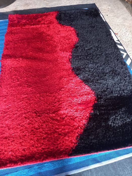 Carpete preta e vermelha
