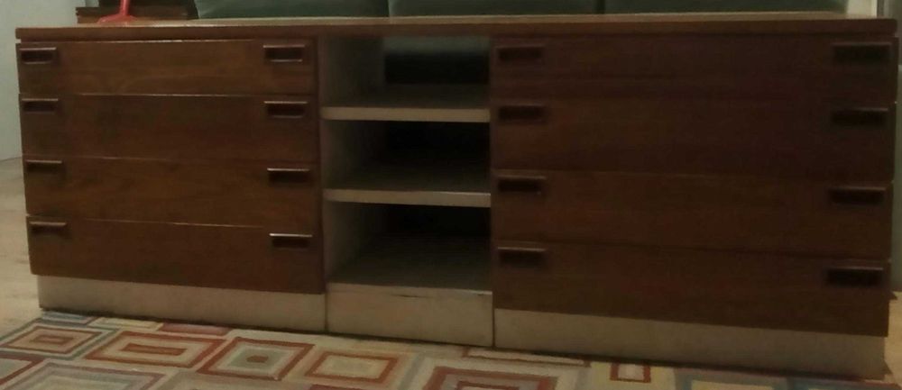 Cómoda de 8 gavetas de madeira