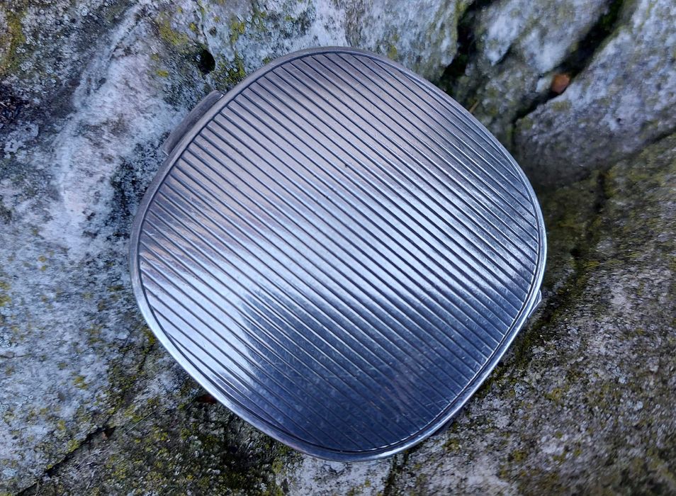 Wiekowa srebrna puderniczka