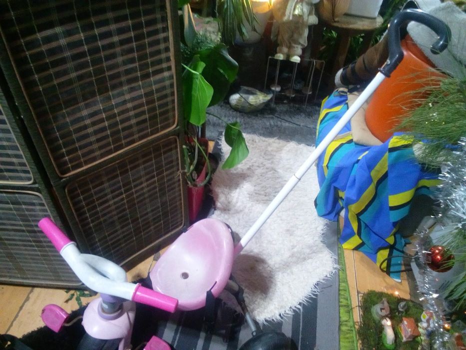 Triciclo de criança com cinto de seguranca e pega ,estado novo 10€