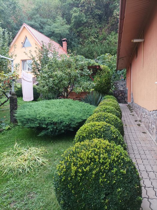 Здається будинок можливо на  дві родини.