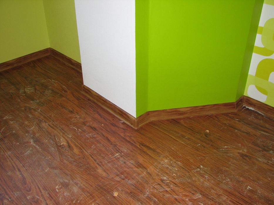 Укладка ламината, настил линолеума, ковролина плинтуса. Поклейка обоев