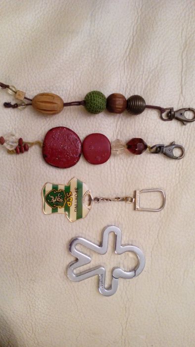 Magnificos Porta-Chaves 1 do Sporting 2 em Madeira e 1Boneco da Unicef