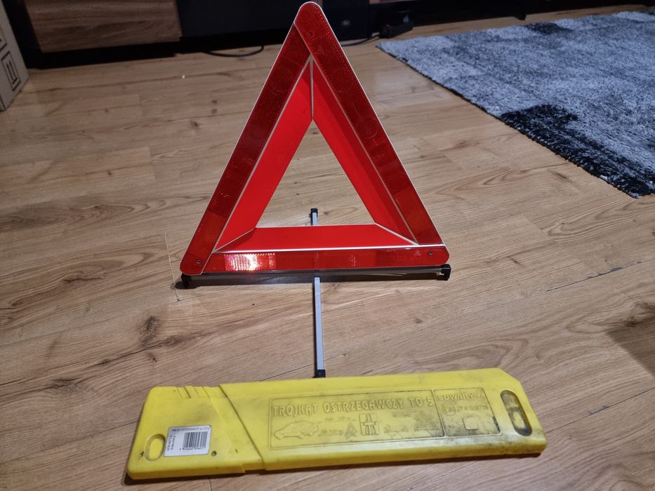 Trójkąt ostrzegawczy - samochód , auto