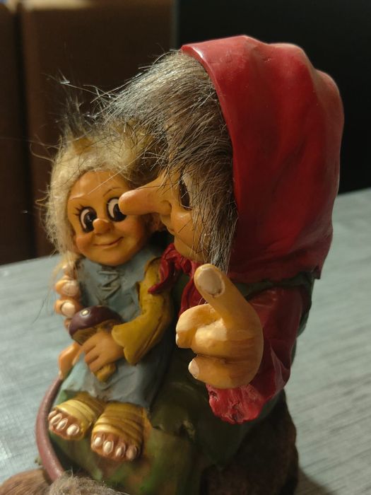 Estatueta Rara: Troll Escandinavo com Criança - Nyform Style
Linda est