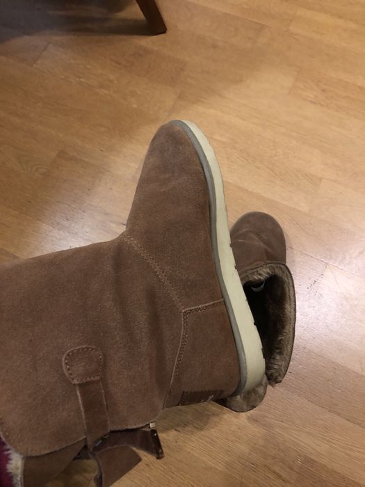 Botas com pêlo castanhas