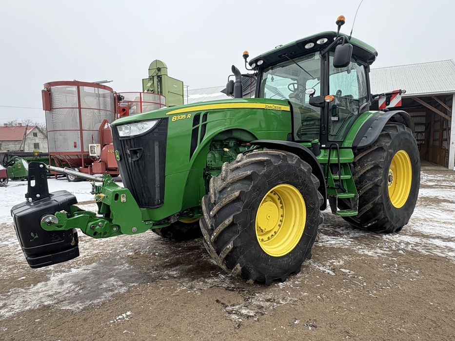 трактор John Deere 8335R