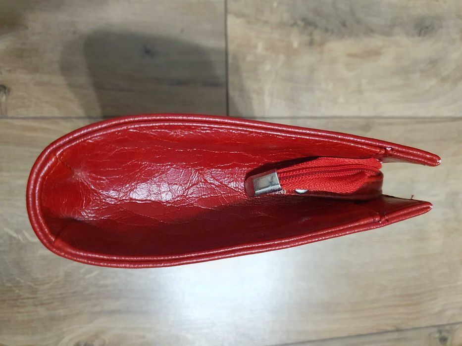 Czerwona kopertówka na wesele, imprezę