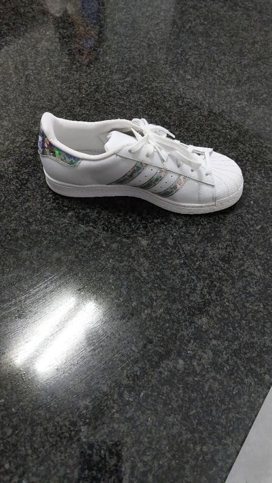 1 par de sapatilhas de marca adidas com o n" 37 e 1/3