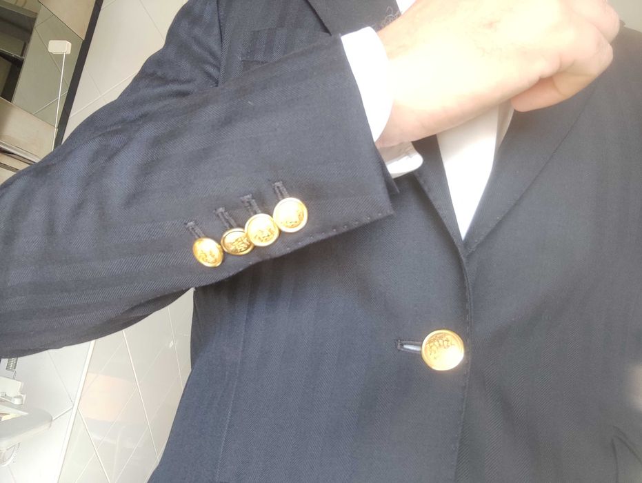 Blazer espinhado azul escuro botões dourados forro vermelho. Oficina Mustra. Luxo
