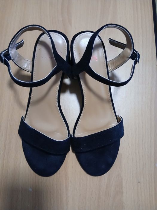 Sandálias de salto alto tamanho 37
Usada apenas 1 vez.