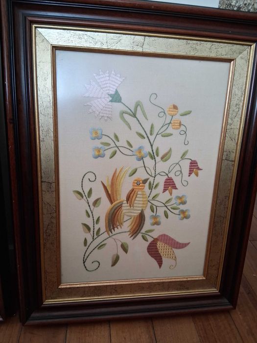 Quadros bordados a ponto de Arraiolos com moldura em castanho envelhecido e "ouro velho"