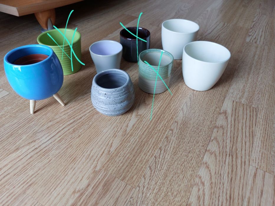 Małe  ceramiczne osłonki do kwiatów