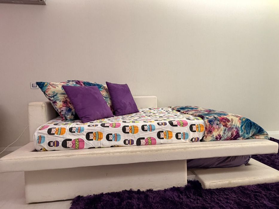 Cama de corpo e meio com dois cochões