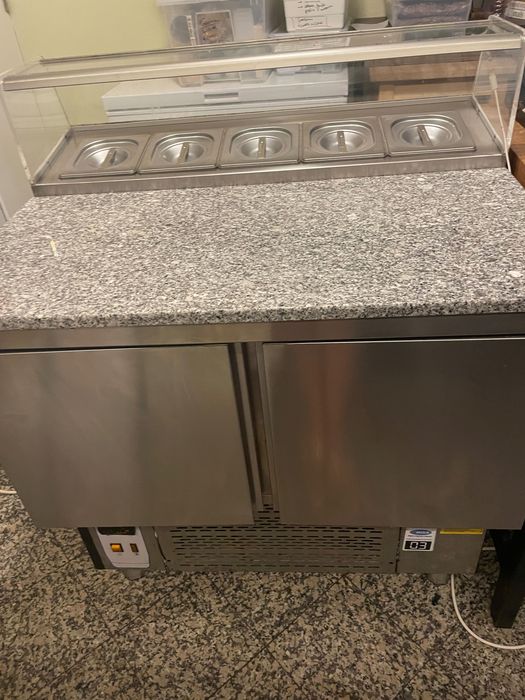 Frio com bancada em granito