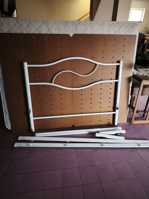 Cama desmontada com  colchão 190x150