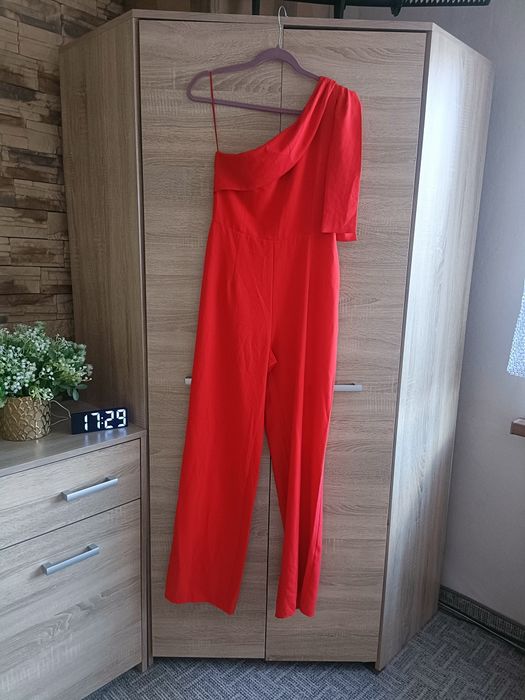 Czerwony elegancki kombinezon na jedno ramię