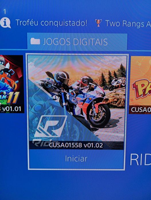 PS4 1TB PS VUE, + de 30 jogos, comando HORI, bolsa de arrumação e transporte