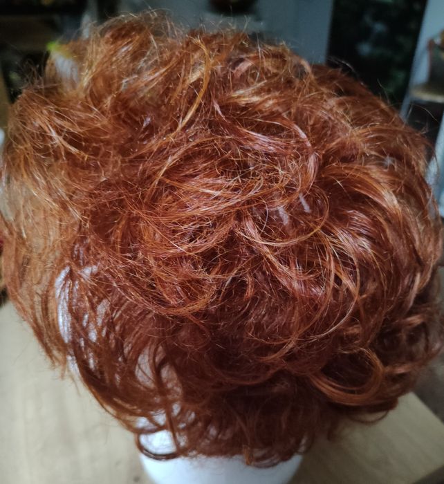 Peruka z włosów syntetycznych