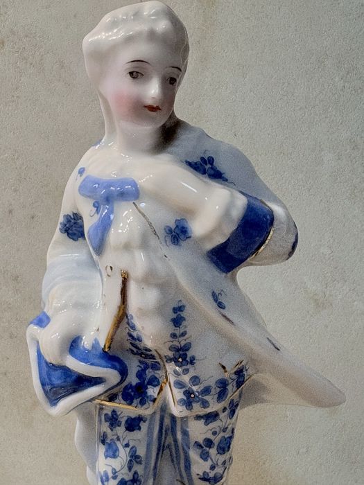 Lindo antigo par de figuras rococcó em porcelana europeia