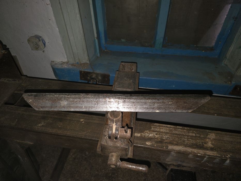 Продам токарний станок по дереву