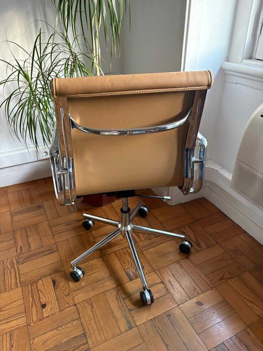 Cadeira de Escritório com rodas, Estilo Eames Soft Pad – Camel / Cromado