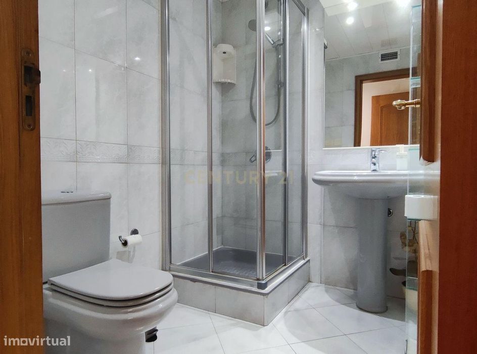 Amplo apartamento de 3 quartos com varandas panorâmicas em Almada, em