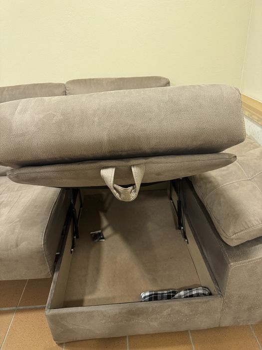 Sofa grande com castanho aveludado.
