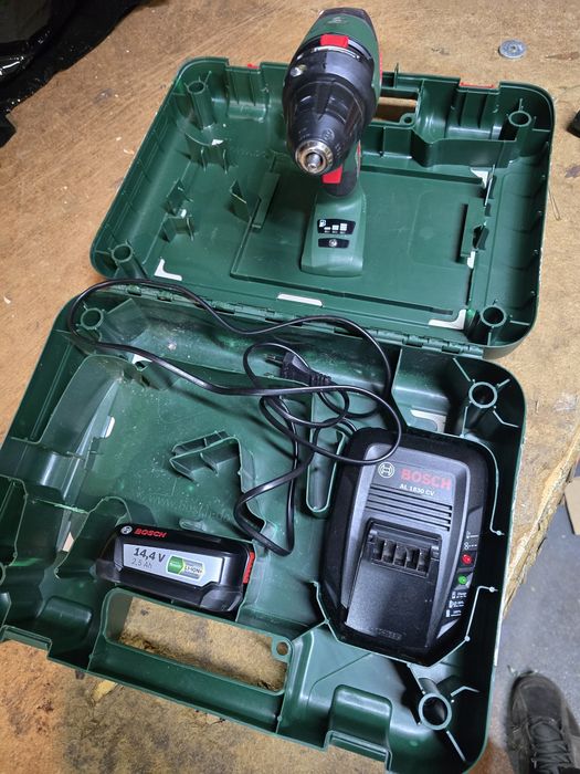 Wkrętarka Bosch z ładowarką I baterią