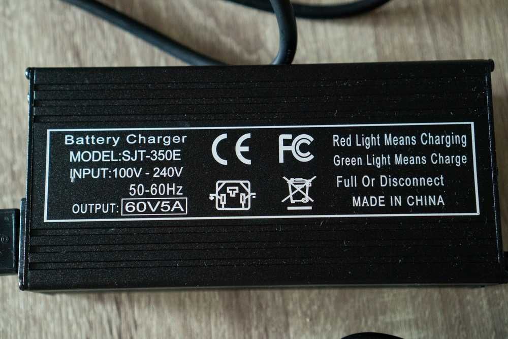 Нова зарядна станція DW 1800, 1800W / 1380Wh