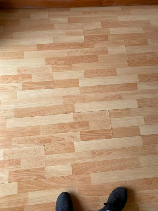 Cozinha usada e chão laminado e moveis de casa de banho