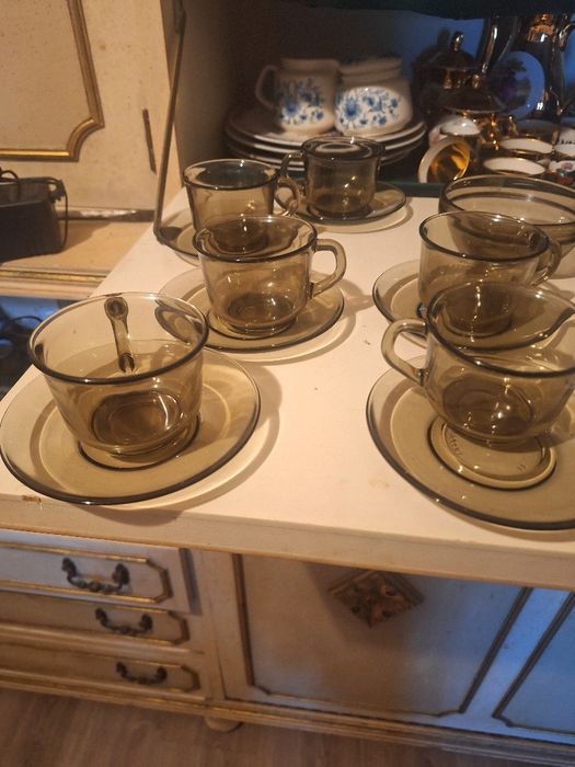 Conjunto de 6 chávenas de café e 6 pires de sobremesa