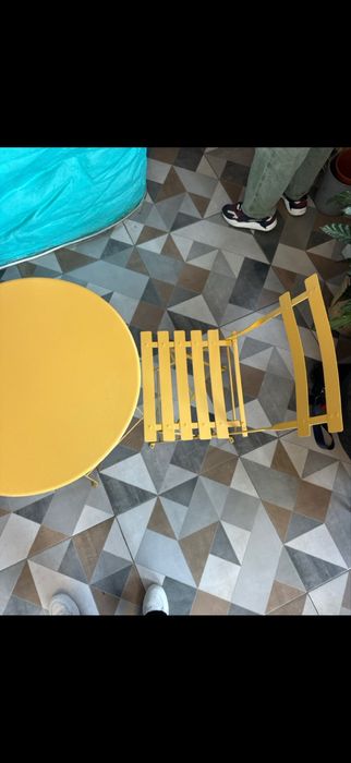 Mesa rotonda e 2 cadeiras