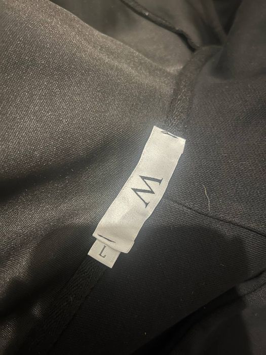 Продается черная толстовка на молнии