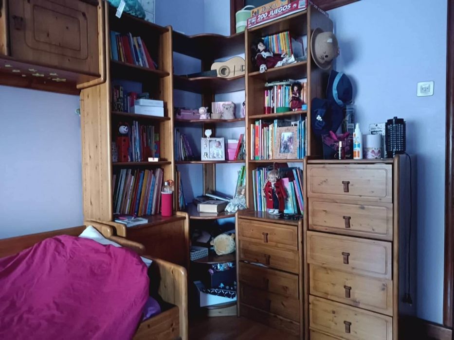 Quarto infantil, tipo estudio em pinho tratado.