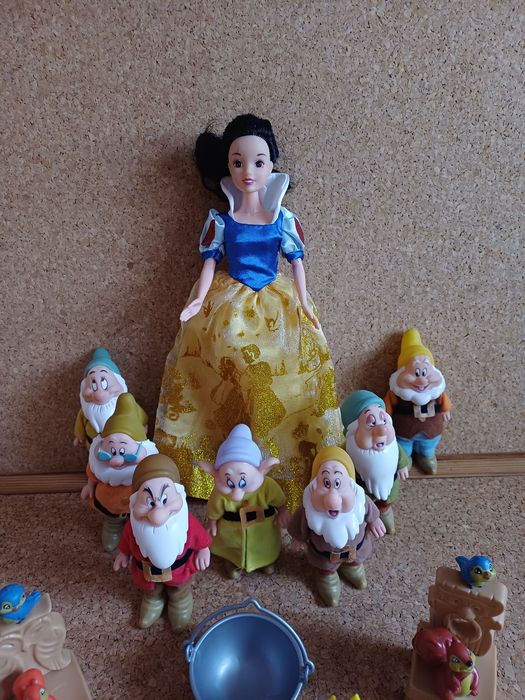 Branca de neve e os sete anões. 
Disney.