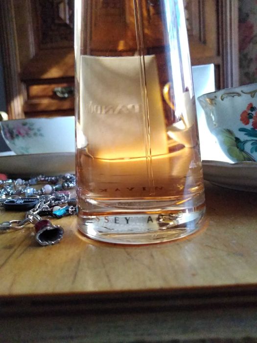 Issey Miyake L'eau Absolu 90 ml. Piękny trwały zapach. Super kobiecy.