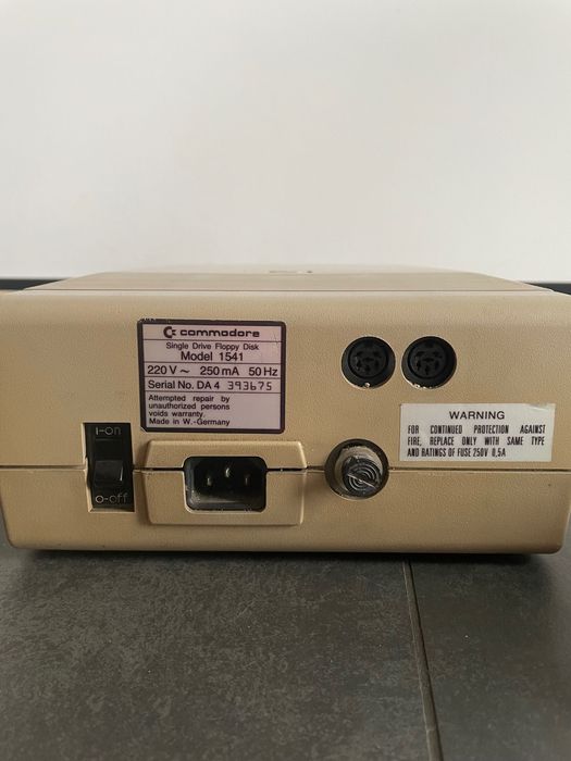 Commodore 64 zestaw stacja dysków 1541 magnetofon gra Final II