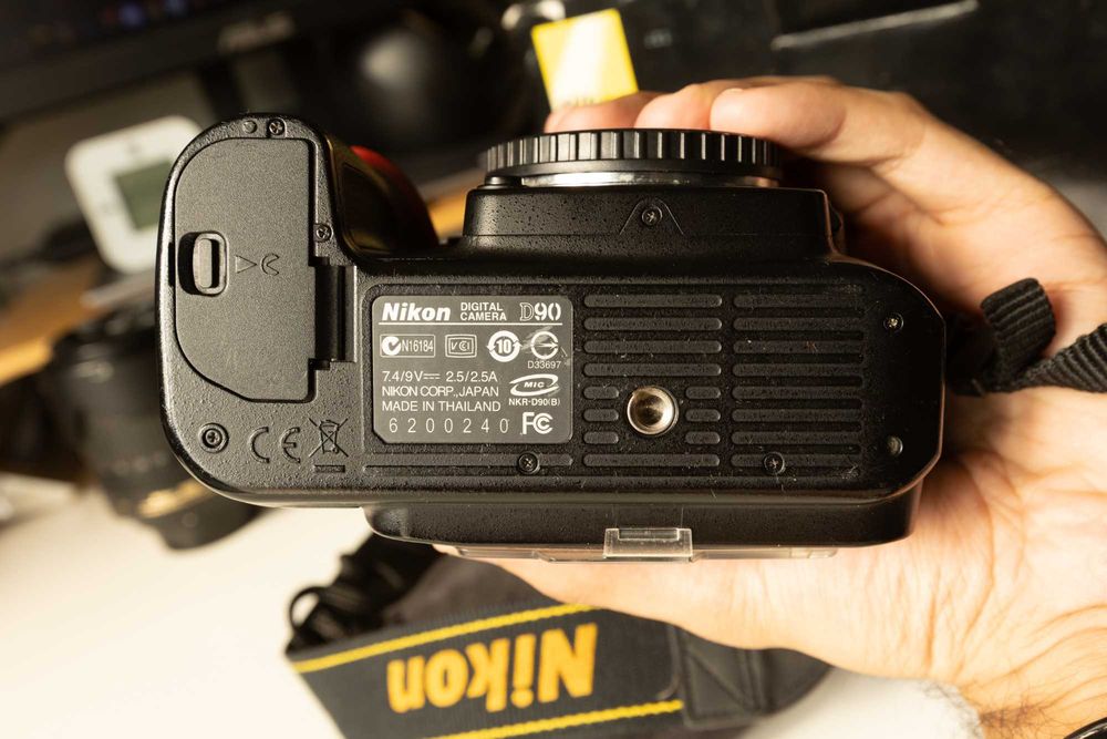 Nikon D90 DSLR + Objetiva Nikkor 18-105 VR | 16k Disparos