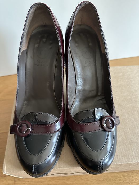 Sapatos de salto alto em pele preta com rebordo bordeaux