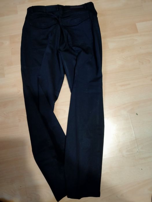 Czarne spodnie w kant