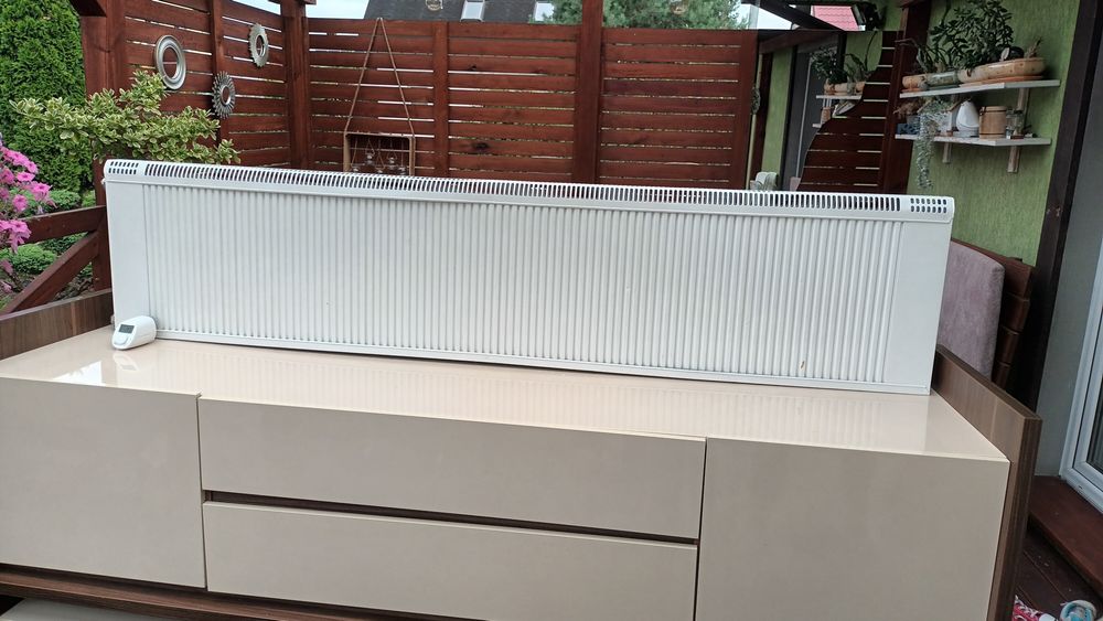 Kaloryfer konwektor i głowica z wyswietlaczem ciekłokrystalicznym