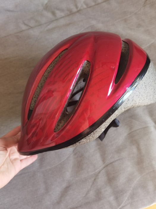 Capacete de ciclismo Bell.