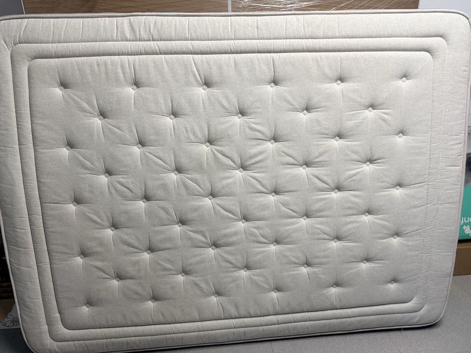 Vendo colchao e cabeceira de cama