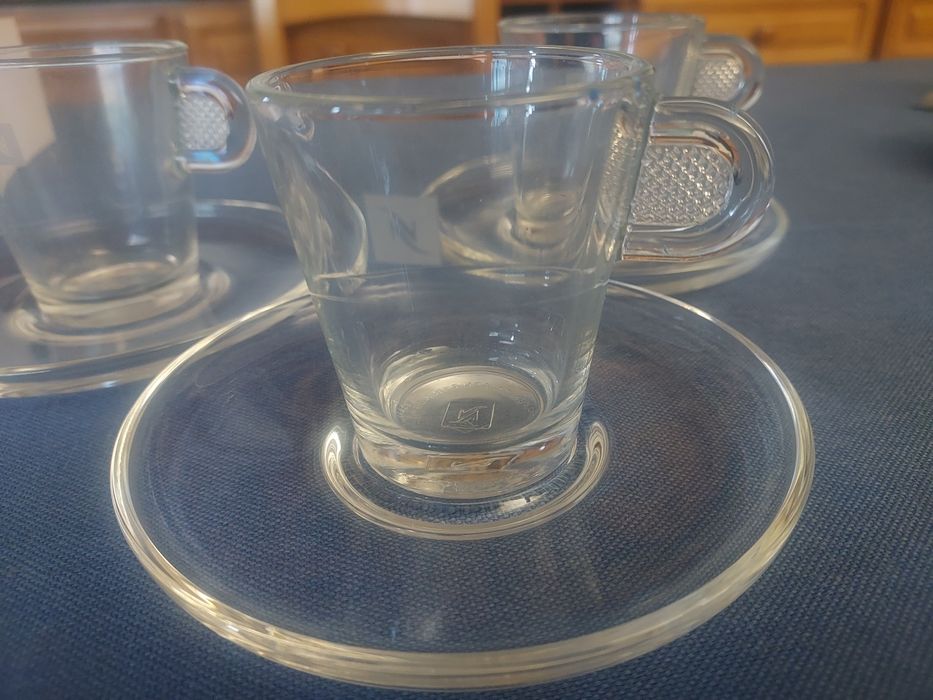 3 chávenas Nespresso com pires