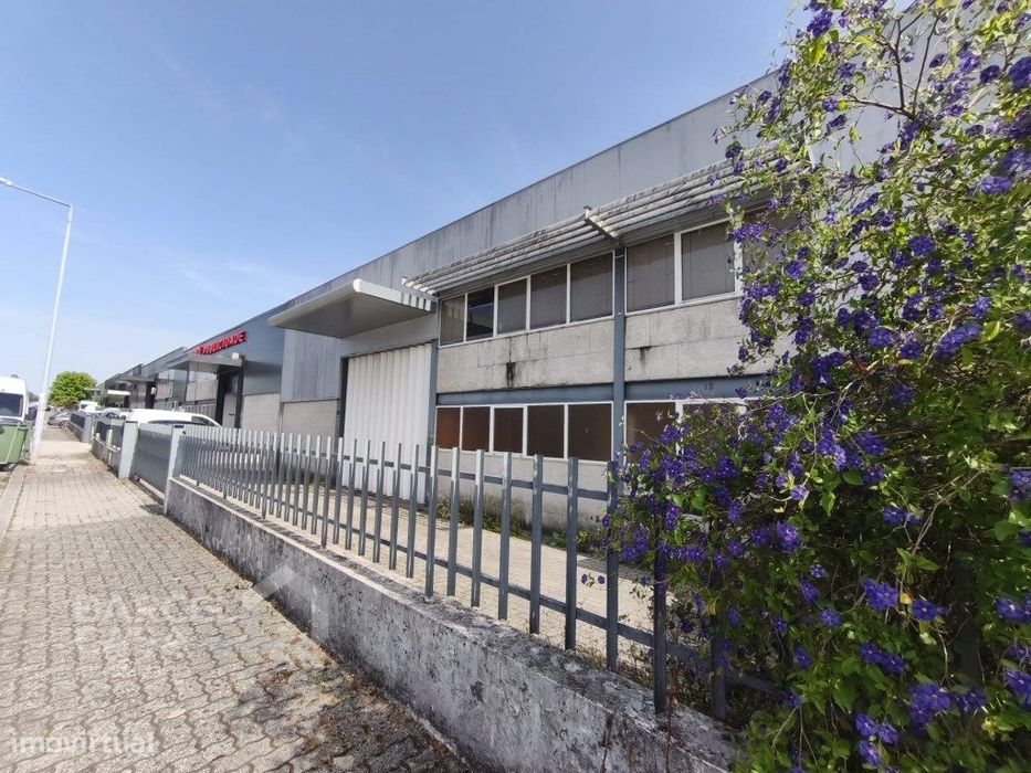 Armazém para arrendar na zona industrial de Tamel S. Veríssimo - Ba...