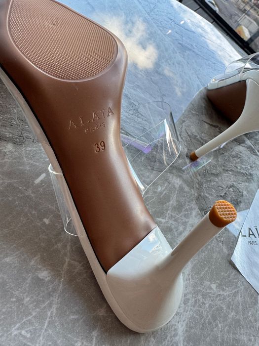 Białe szpilki Alaïa