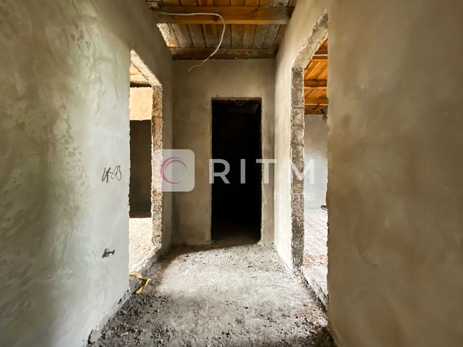 Продаж половини будинку 187.8 м2 + 4 сот. ділянка по вул. Липлянська в районі Вишків.
